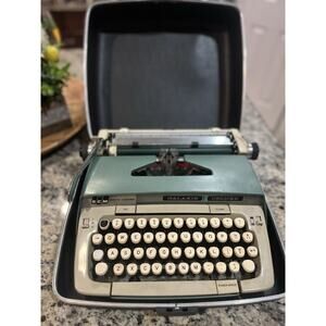 Vintage Smith Corona Galaxie Deluxe Typewriter In Hardshell Carrying Case & Key